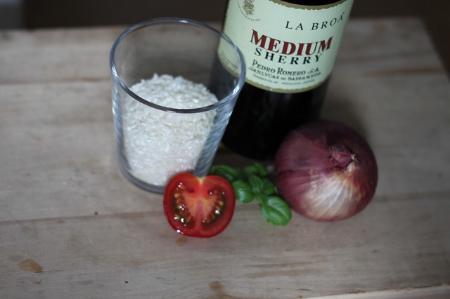 Risotto med tomat, basilikum og gedeost