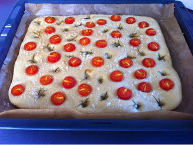 Foccacia med cherrytomater, flagesalt og frisk rosmarin