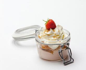 Tiramisu med jordbær og hyldebærcreme.