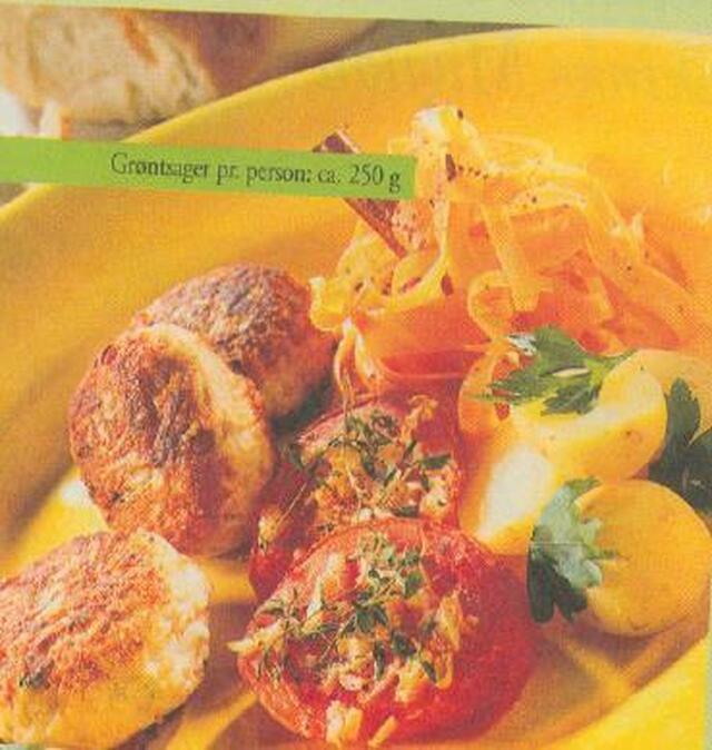 Kalkunkufta med bagte tomater og marokkansk gulerodssalat