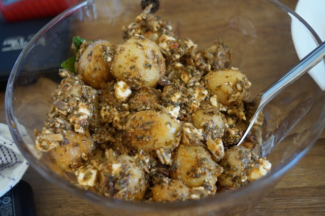 Varm Kartoffelsalat med nye kartofler, parmesantost og pesto