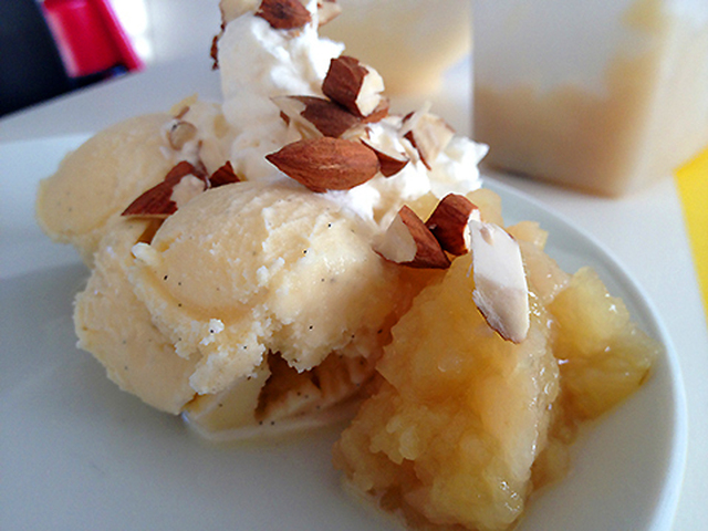 Hjemmelavet vanilleis i forklædning som gammeldags æblekage … Næsten!