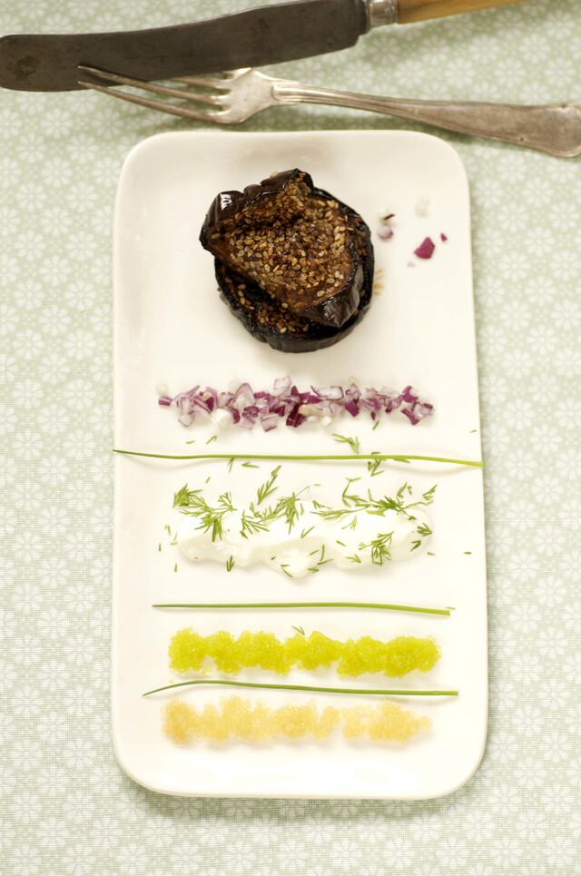 sesamgrillede auberginer med ”kaviar” og skalotteløg