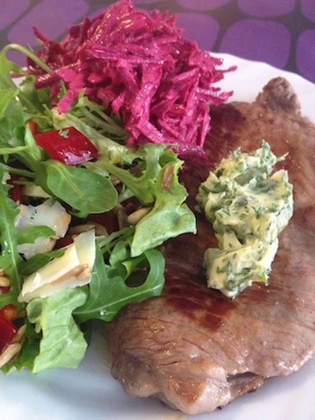 Tøsehygge; Steak med dejlig rødbedetzatziki, salat og chips