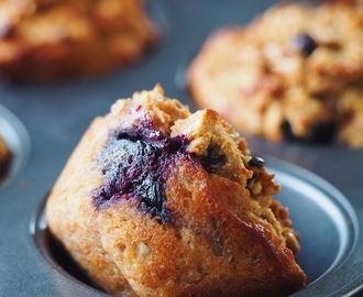 Lækre morgenmadsmuffins med gulerod, æble og blåbær