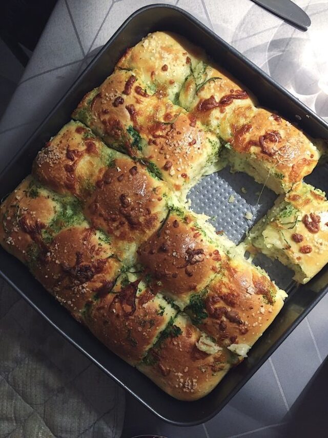 Pull apart brød med hvidløg, smeltet mozzarella og krydderurter