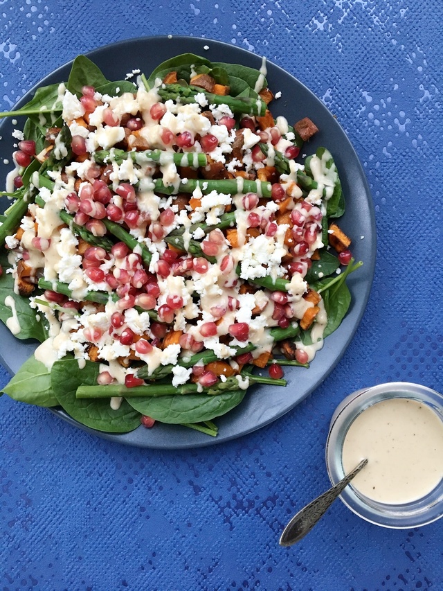 Bagt sød kartoffelsalat med feta, granatæble & tahindressing