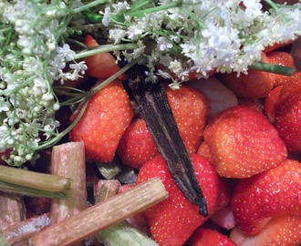 Jordbær-, rabarber- og hyldeblomstmarmelade