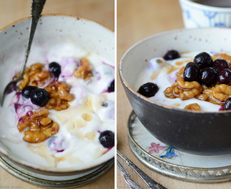 Blåbæryoghurt med ahorn- og kanelvalnødder