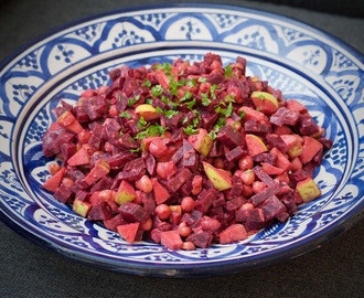 Salat med rødbede, kikærter og tahindressing