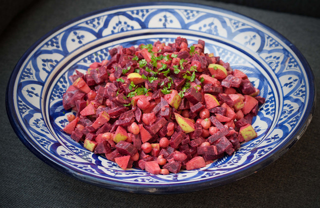 Salat med rødbede, kikærter og tahindressing