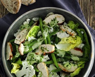 Bønnesalat med blomkål, kylling og avokadodressing