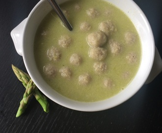 Grøn aspargessuppe med kødboller