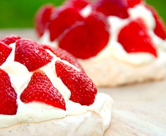 Mini pavlova med jordbær og flødeskum