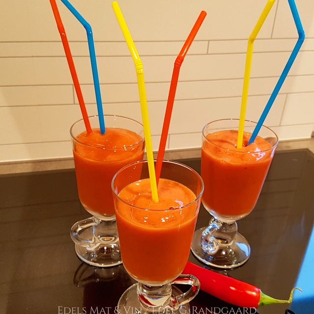 Smoothie med mango, jordbær, koriander og chili ?