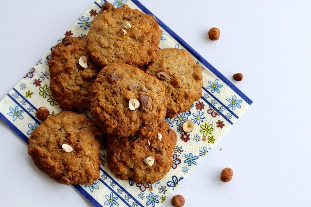 Cookies med mælkechokolade og hasselnødder