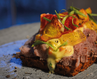 Smørrebrød med vildsvin, rodfrugt-remoulade, friterede bolchebeder, æblegelé og brændt hvidløg