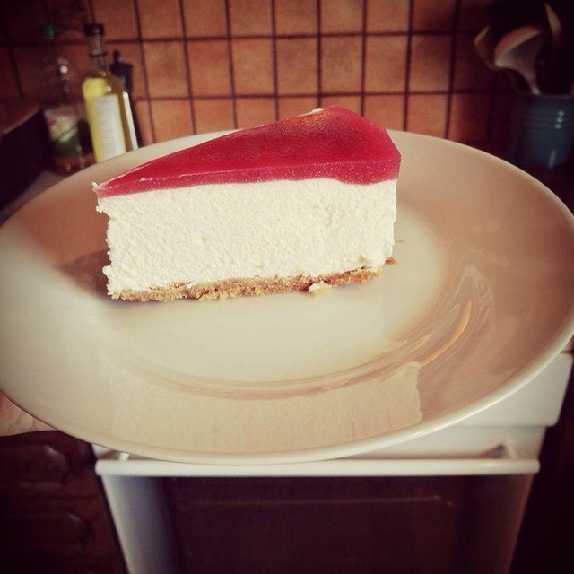 Cheesecake med rabarber-topping