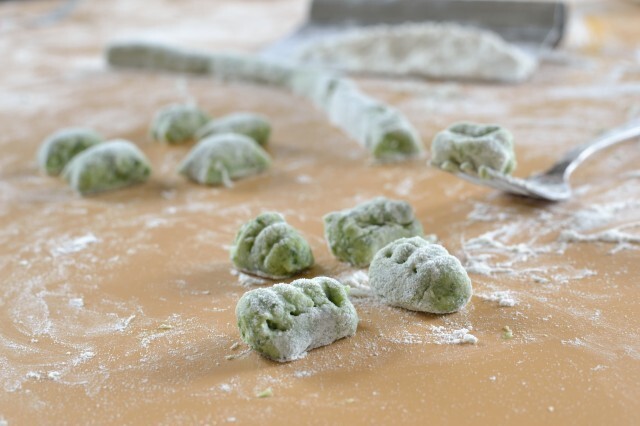 Grønne gnocchi med valnøddesalsa – gnocchi verdi in salsa di noci