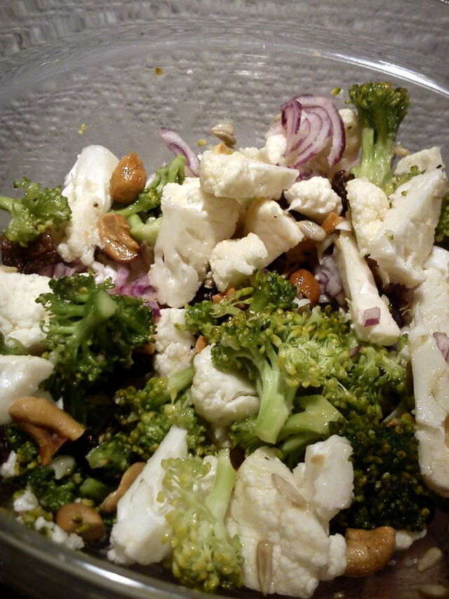 Broccoli-Blomkåls salat med rosiner og solsikkefrø