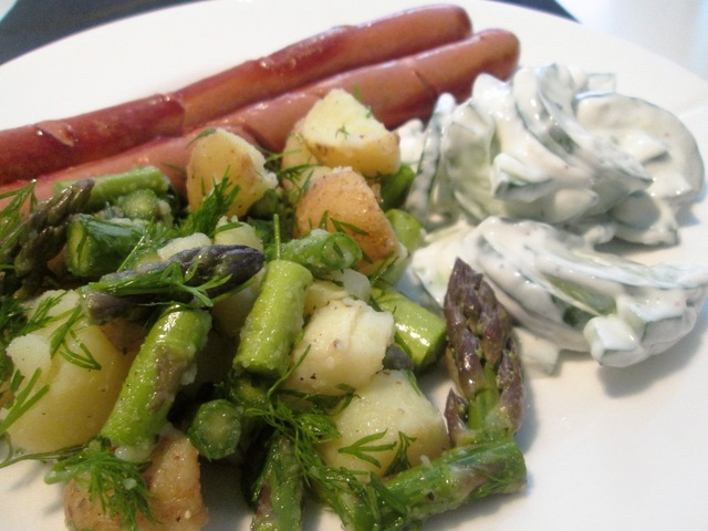 Pølser, Kartoffelsalat med Asparges og Agurker i Hvidløgsyoghurt