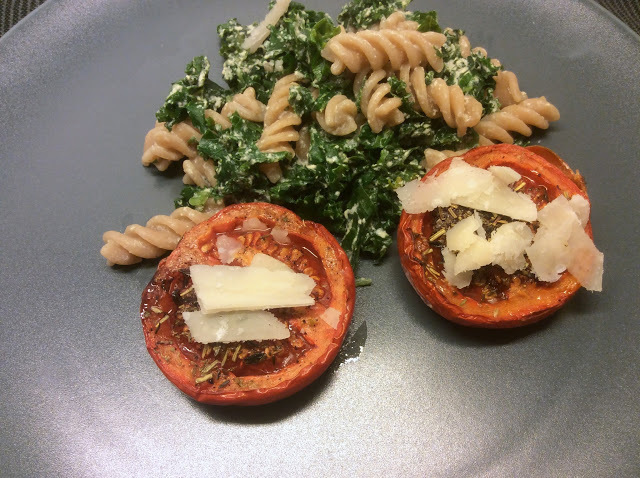 Helt enkel hverdagsret med pasta, grønkål og ovnbagte tomater