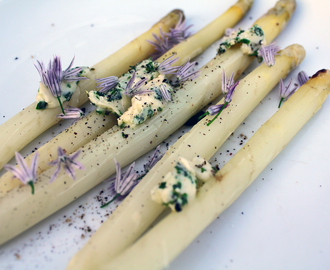 Grillede hvide asparges med kryddersmør og purløgsblomster