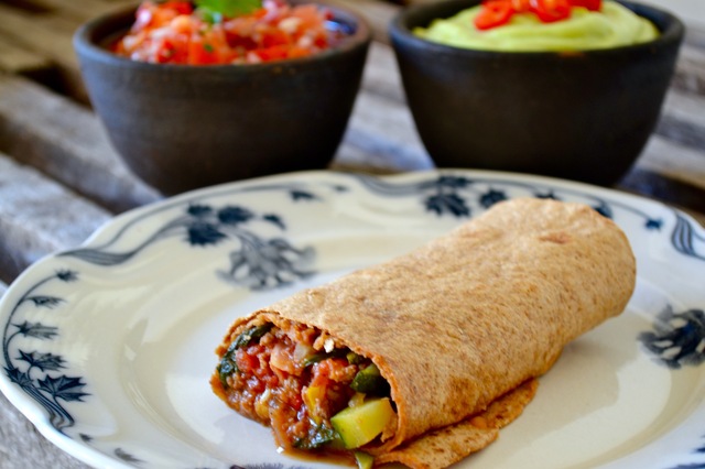 Tortillas med mexicansk fyld, tomatsalsa og guacamole