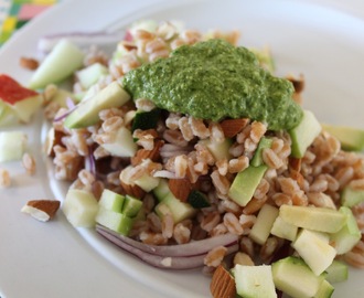 Perlespelt med æbler, avokado, hakkede mandler og pesto