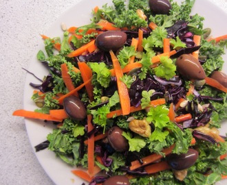 Salat med grønkål, rødkål  og gulerod