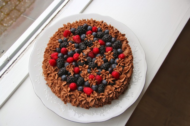 Chocolate & Berry Lagkage