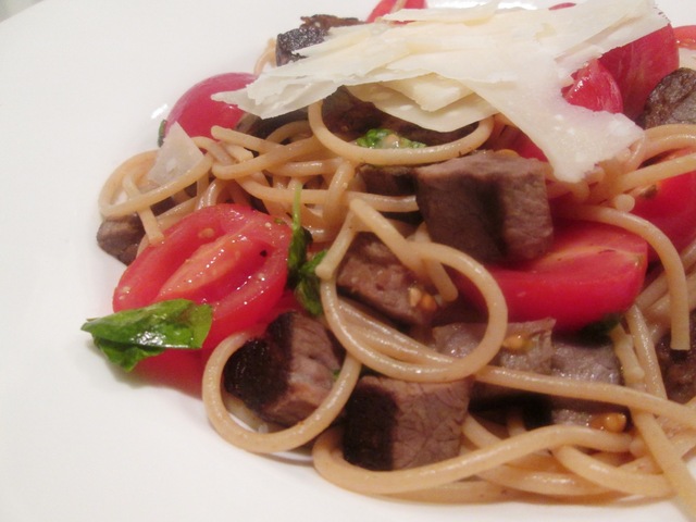 Spaghetti med Cherrytomater, Basilikum og Kødrester