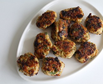 Kyllingefrikadeller med feta, spinat og soltørrede tomater