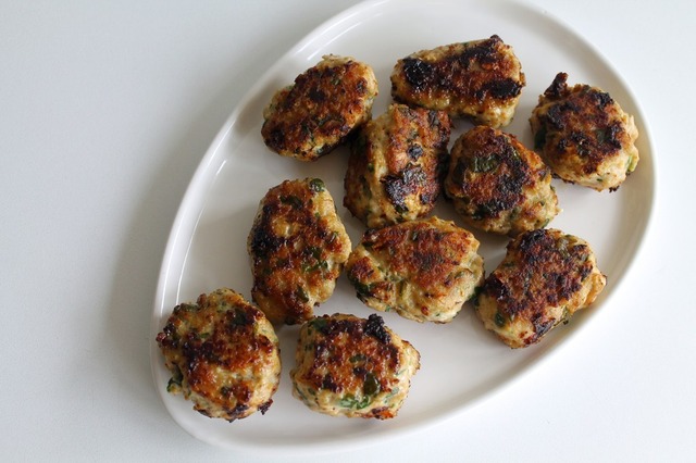 Kyllingefrikadeller med feta, spinat og soltørrede tomater