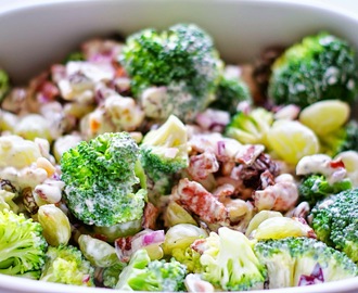 Broccolisalat med bacon og druer - perfekt tilbehør til grillmaden