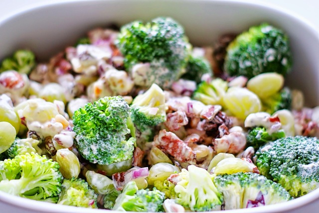 Broccolisalat med bacon og druer - perfekt tilbehør til grillmaden