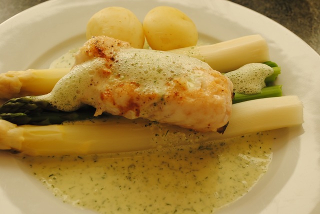 Skindstegt torsk, nye, hvide & grønne asparges med dildskum
