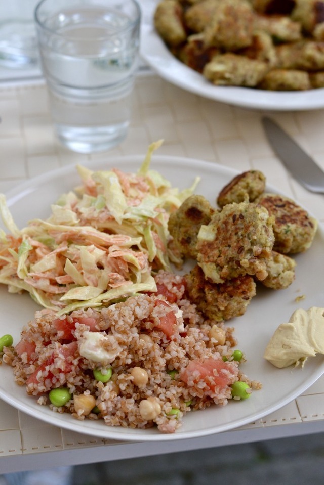 falafel, bulgursalat og coleslaw