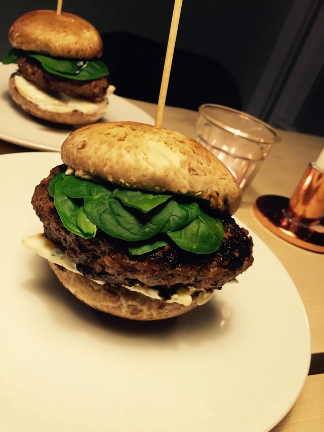 PORTOBELLO BURGER M. ÆBLESALAT