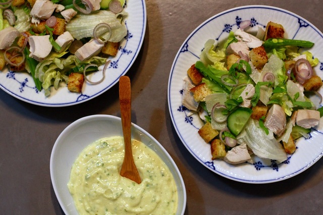 Cæsarsalat med kylling og en lækker lækker dressing