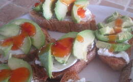 Crostini med avocado