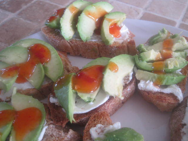 Crostini med flødeost, avocado og sød chilisauce