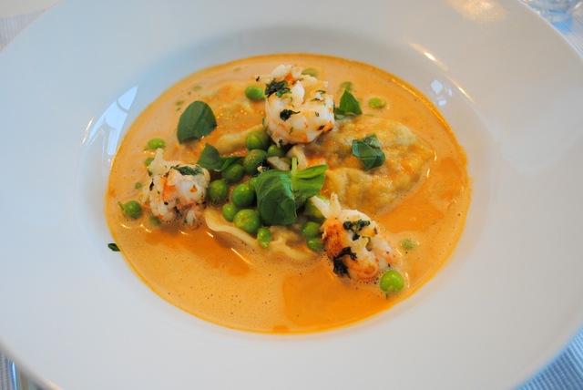 Hjemmelavet ravioli med spinat og ricotta i skaldyrsbisque med ristet jomfruhummer