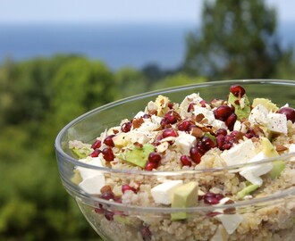 Smuk Quinoasalat med granatæble, avocado, feta og mandler