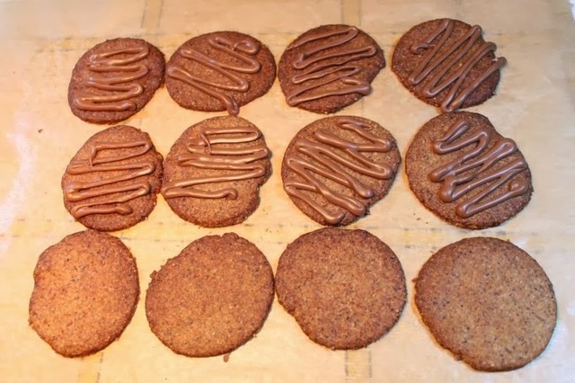 Hasselnødde småkager og marcipankugler på hjemmelavet marcipan - sødt til advent (glutenfrit)