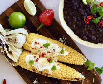 Mexi-aften: Grillede majs med hvidløgscreme og sort-bønnegryde