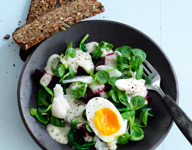Salat med torsk, æg og sennepssauce