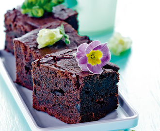 Brownie med lakrids og sommerblomster