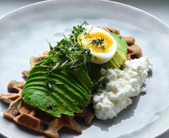 FROKOST VAFFEL MED AVOCADO OG ÆG