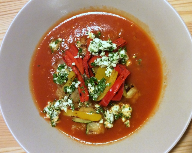 Tomatsuppe med quinoa og grillet grønt
